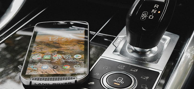 Lo smartphone per spericolati, targato Land Rover